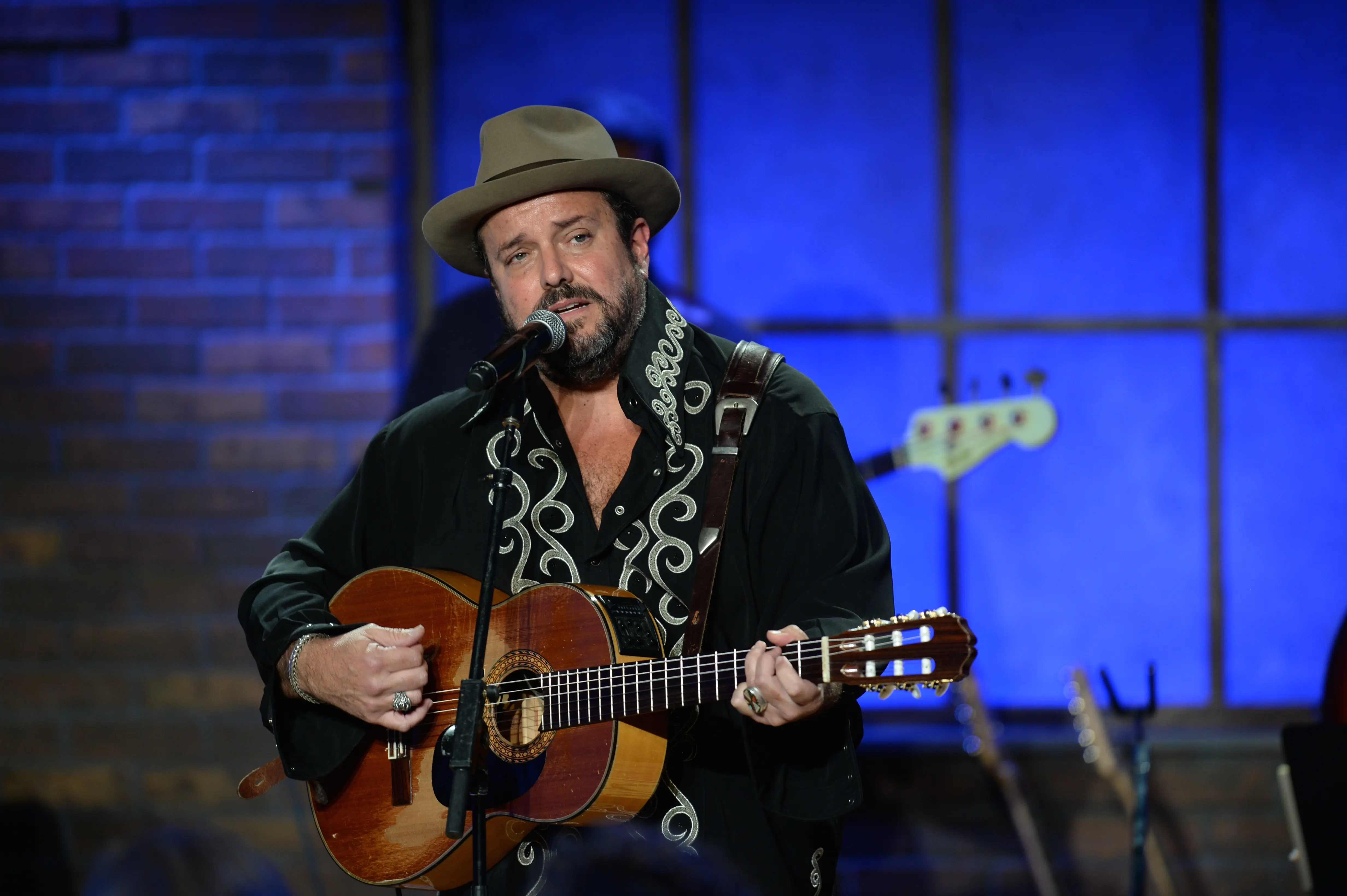 Raul Malo played with The Mavericks for a long time (Image via Getty)