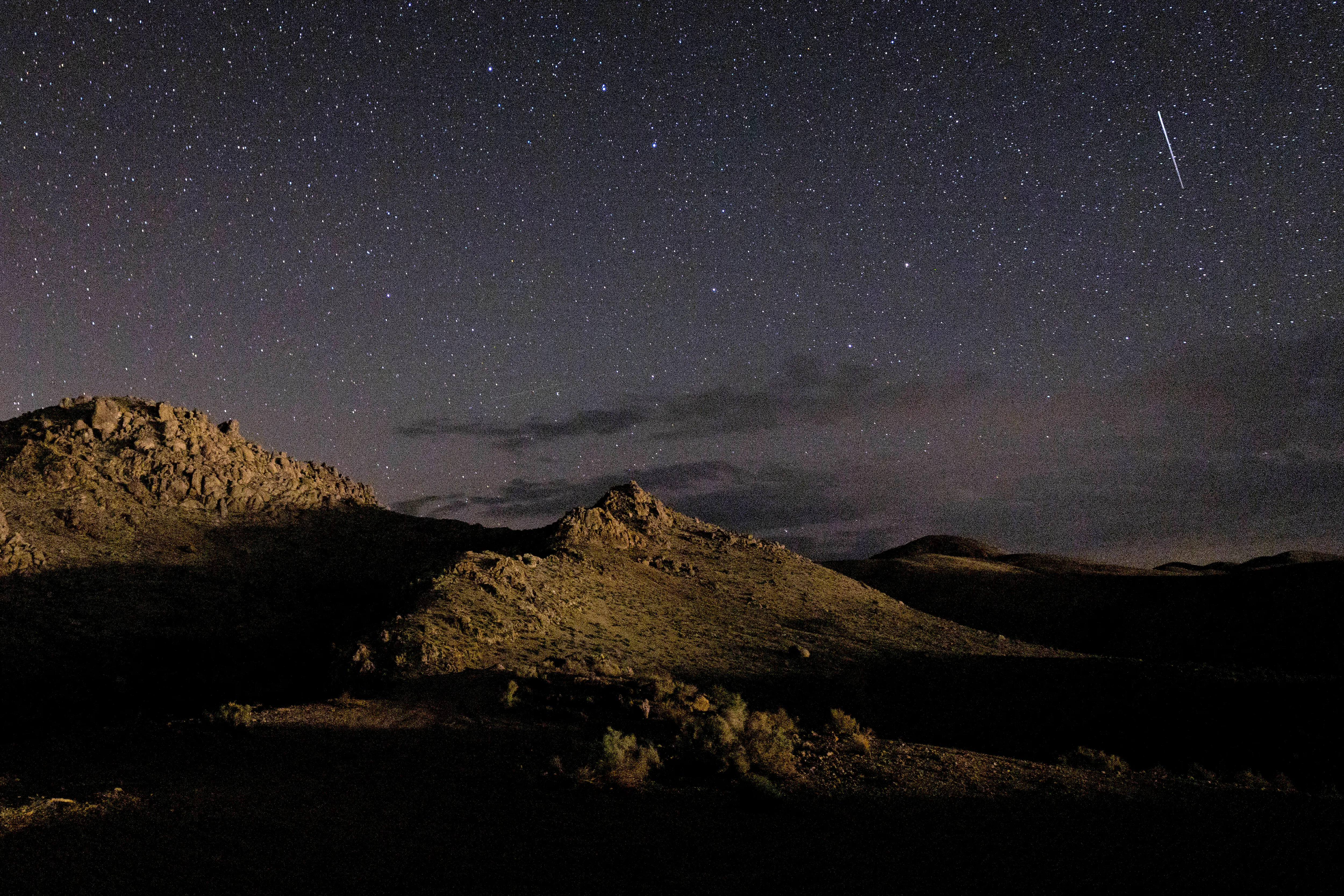 A meteor steaks across the sky over the Alabama Hills (Image via Getty)