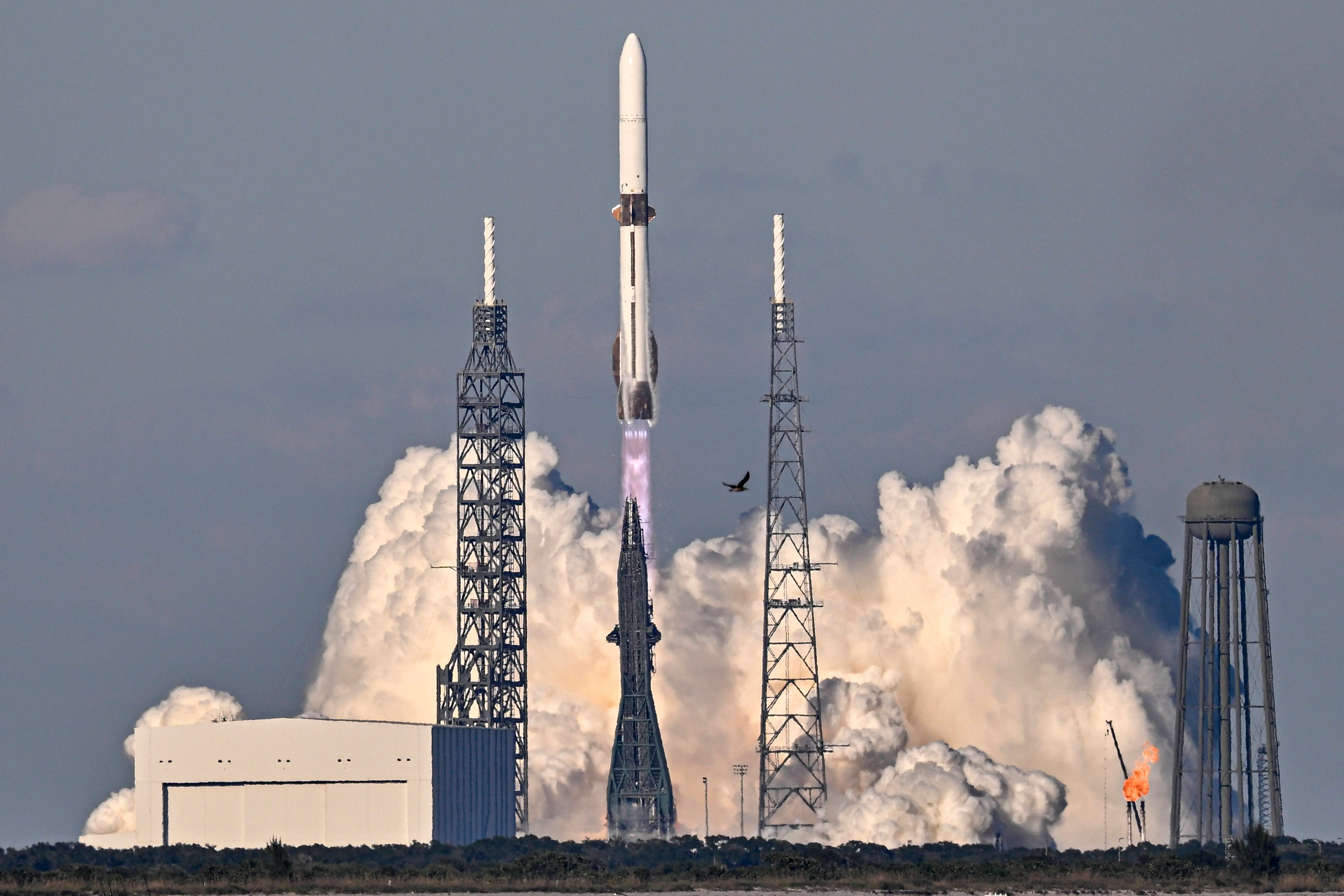 The Blue Origin New Glenn rocket lifts off at Launch Complex 36 (Image via Getty)