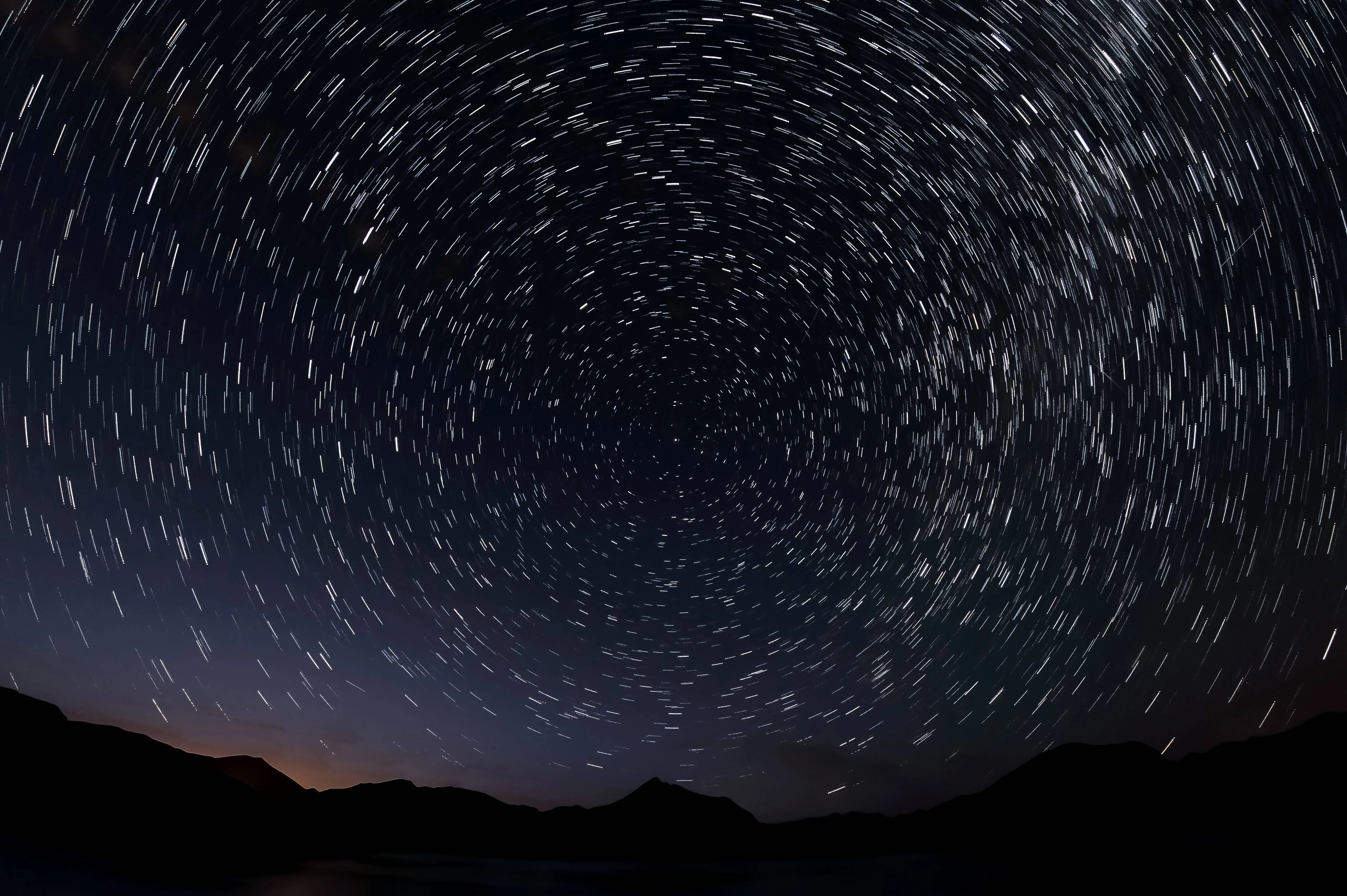 Meteors along the Milky Way (Image via Getty)