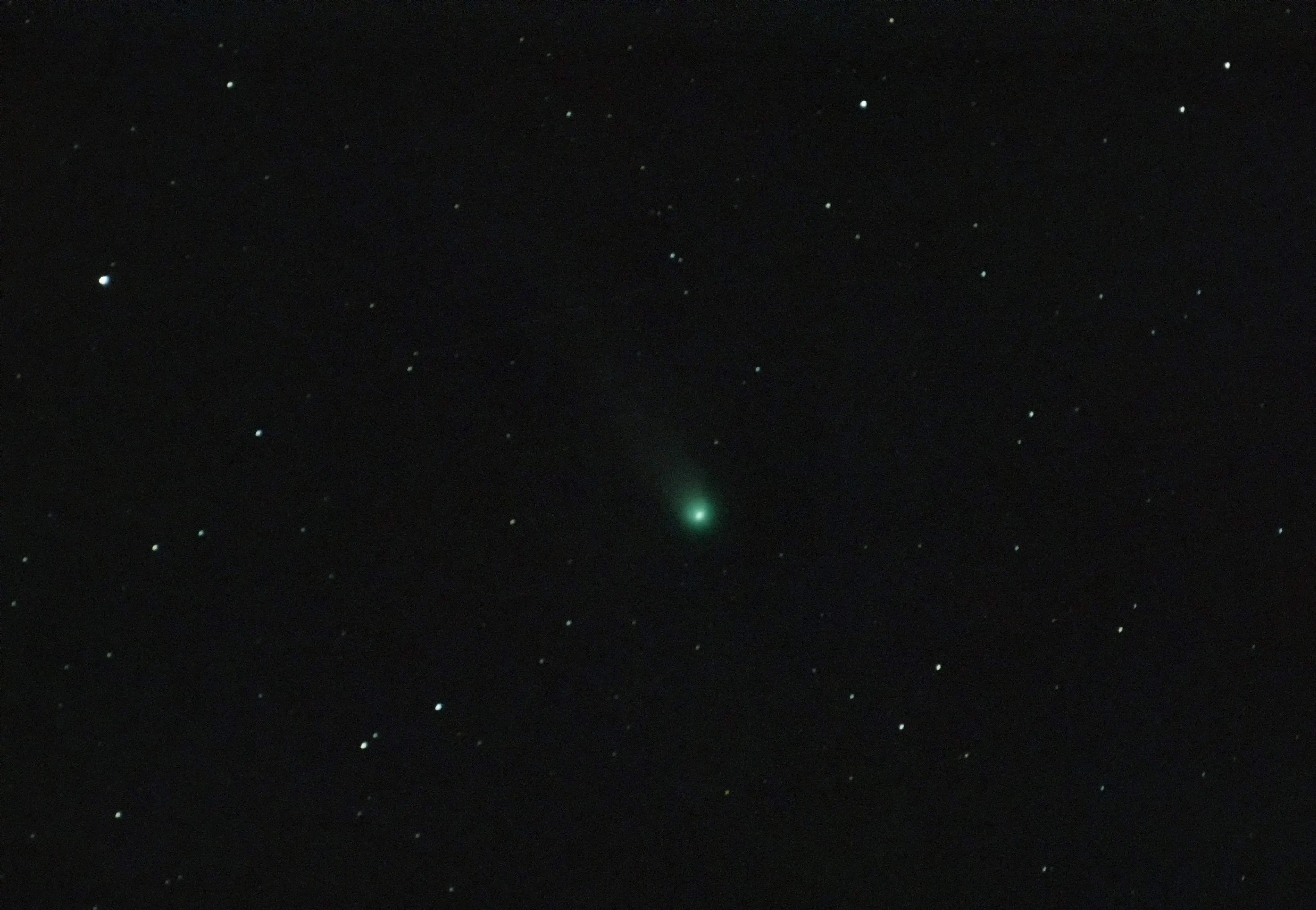 Comet C/2025 A6 (Lemmon) appears in the sky above Molfetta, Italy, on October 11, 2025, around 6:00 AM to the right of the Big Dipper, before dawn. Comet C/2025 A6 (Lemmon), discovered at the beginning of the year, experiences an unexpected and sudden increase in brightness during the summer, quickly becoming one of the most interesting celestial objects of 2025. It is dubbed the most beautiful comet of autumn (Image via Getty)