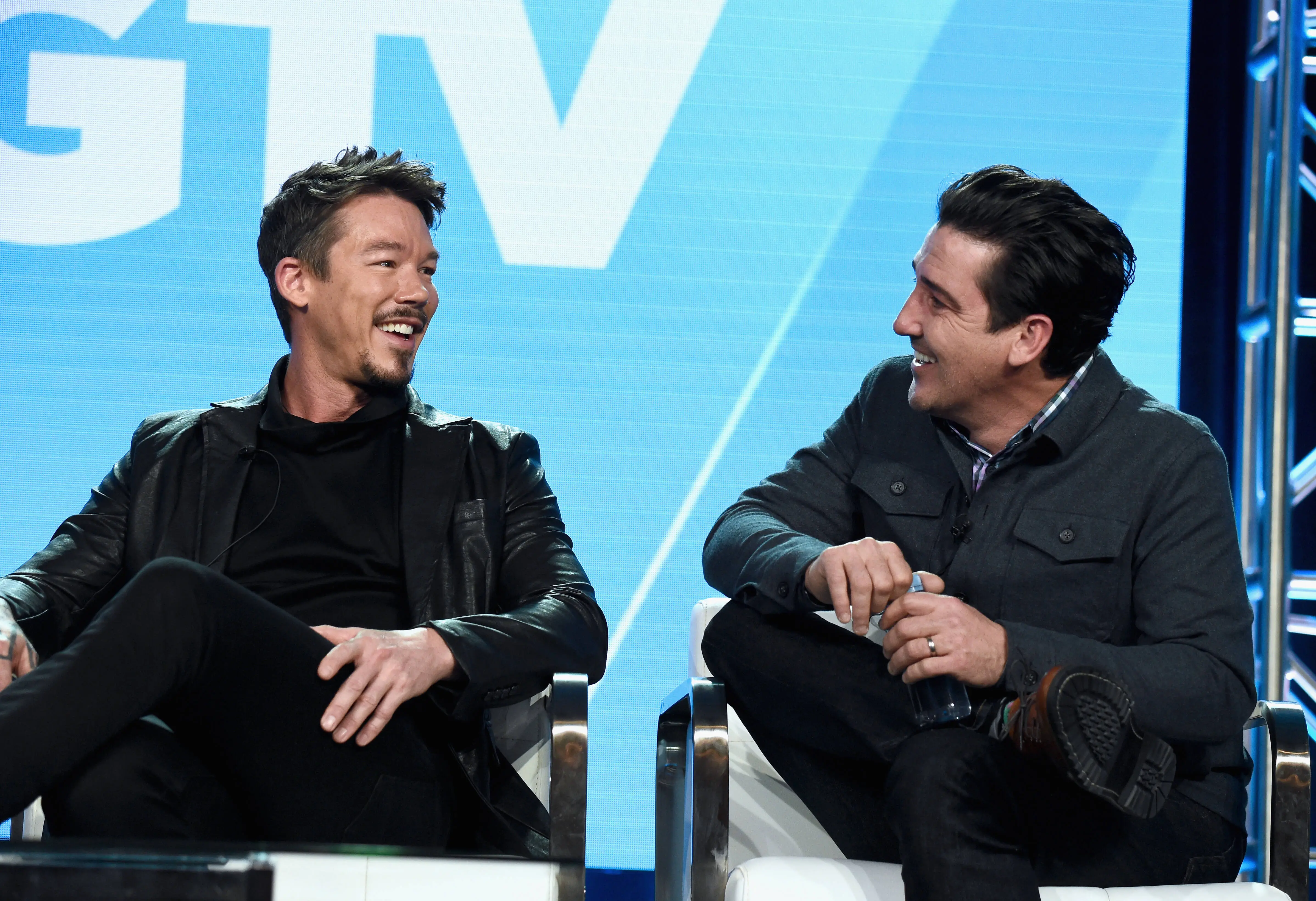  Designer David Bromstad of 'My Lottery Dream Home' (L) and Home Renovator Jonathan Knight of 'Farmhouse Fixer' (Image via Getty)