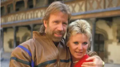  Chuck Norris and Dianne Holechek (Image via X/@BackToThe80s)