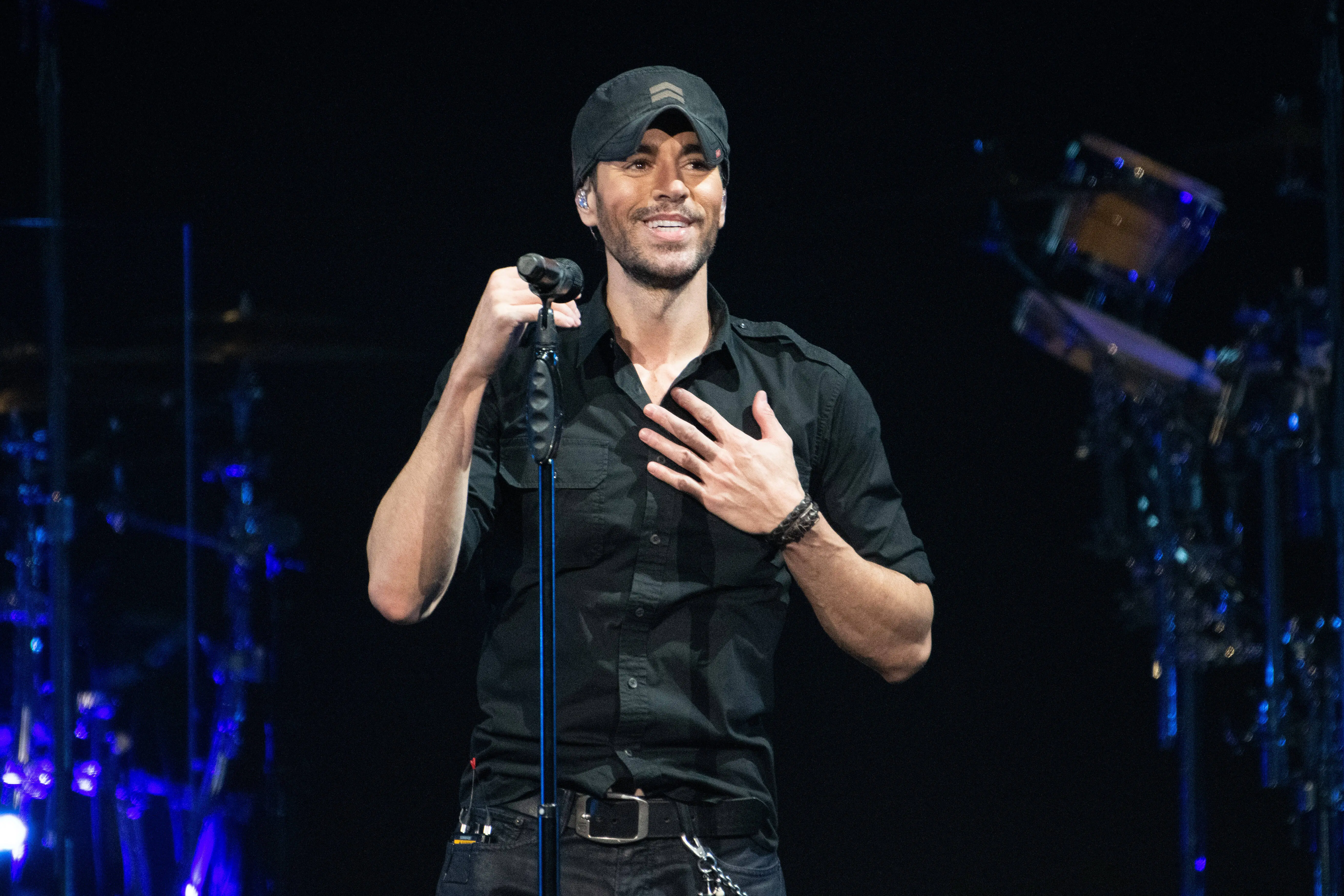LOS ANGELES, CALIFORNIA - NOVEMBER 19: Singer Enrique Iglesias performs onstage at Staples Center on November 19, 2021 in Los Angeles, California. (Photo by Scott Dudelson/Getty Images)