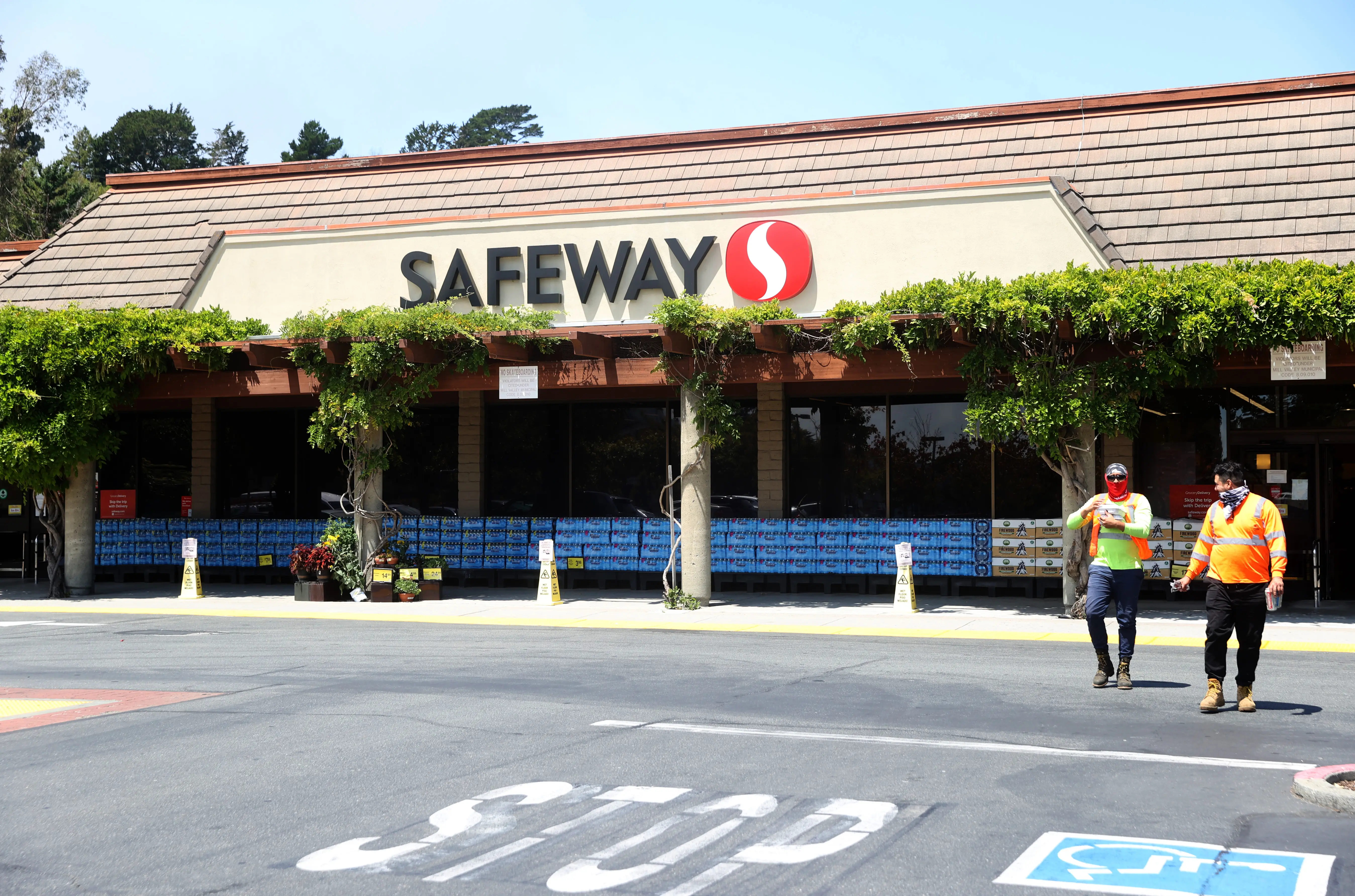 MILL VALLEY, CALIFORNIA - JULY 27: Customers leave a Safeway store on July 27, 2020 in Mill Valley, California. Albertsons, parent company of Safeway and one of the largest food and drug retailers in the nations, reported a 26.5% surge in quarterly same-store sales and a 21 percent increase in net sales to $22.75 billion in the first quarter of fiscal 2019 that ended on June 20. (Photo by Justin Sullivan/Getty Images)