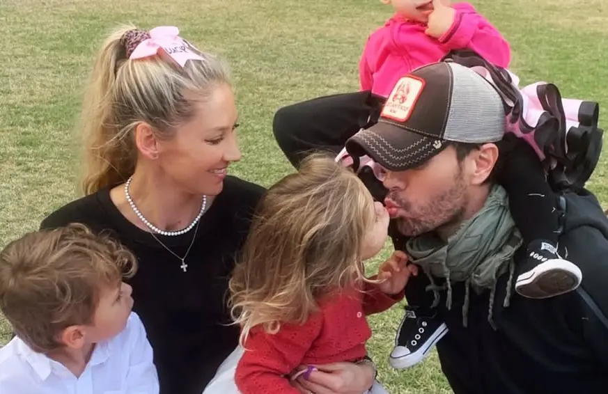 Enrique Iglesias and Anna Kournikova with their kids (Image via Instagram/@annakournikova)