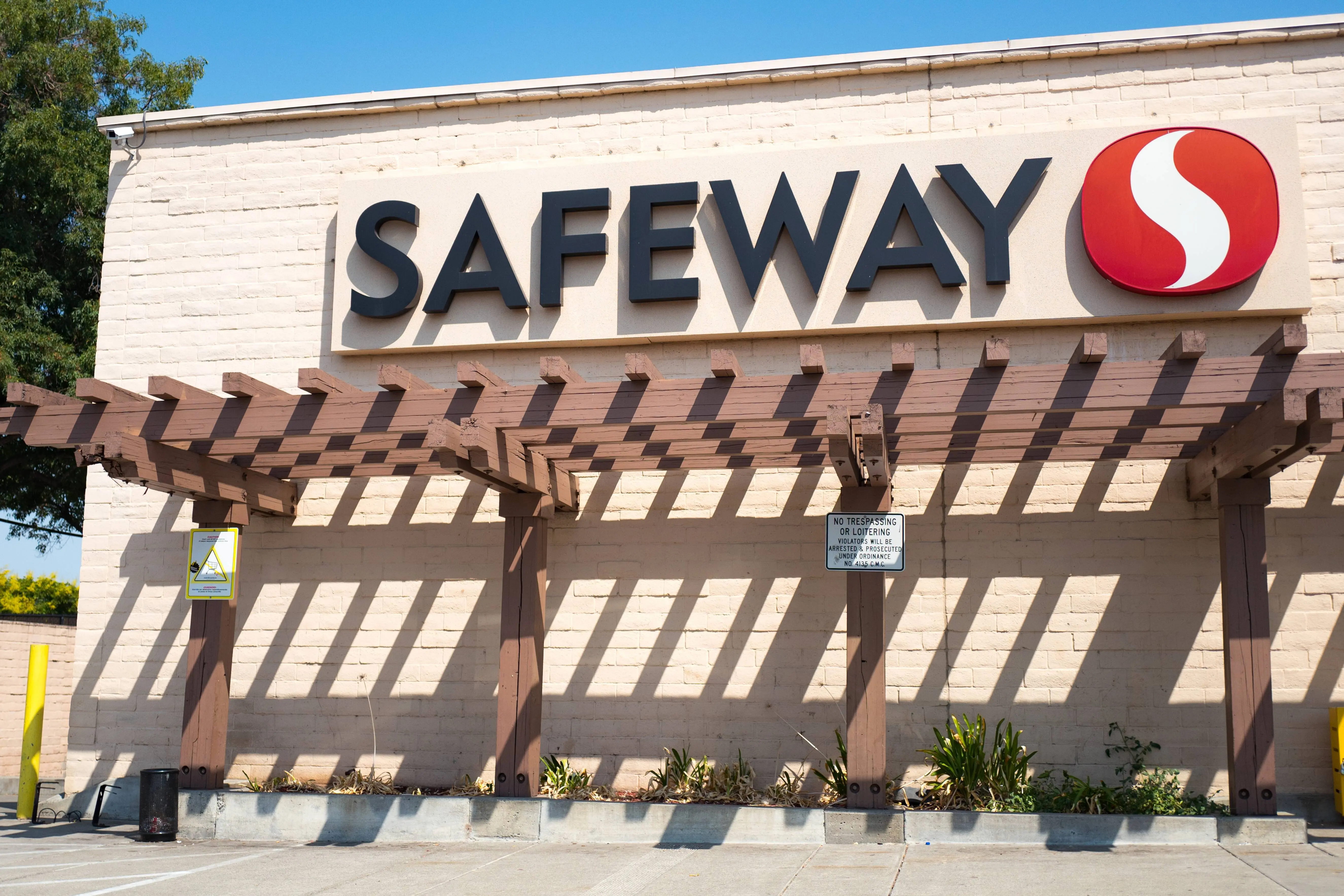 Facade with signage and logo for the Safeway supermarket in downtown Concord, California, September 8, 2017. (Photo via Smith Collection/Gado/Getty Images).
