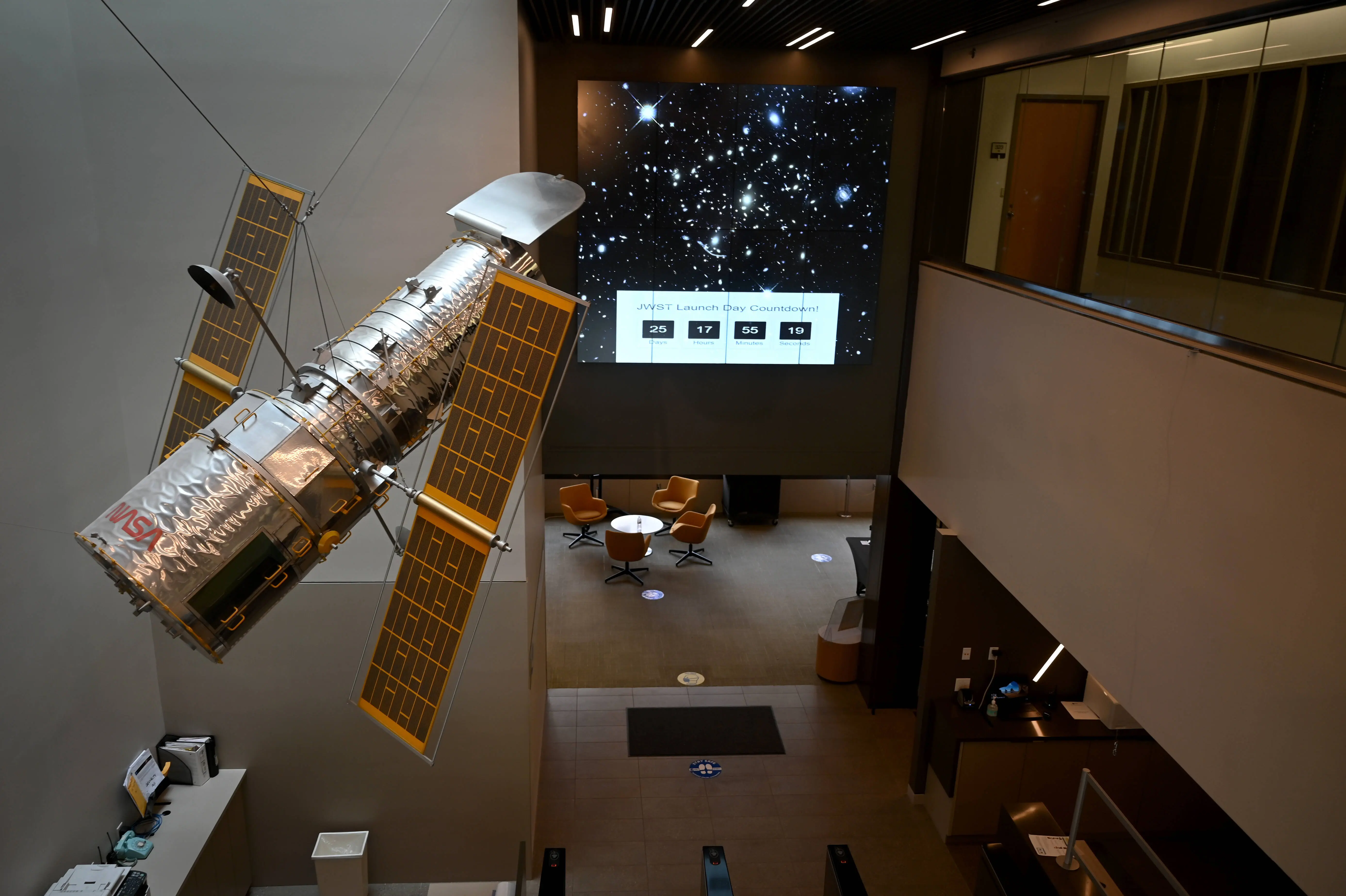 BALTIMORE, MD - NOVEMBER 22:A model of the NASA Hubble Space Telescope is seen at the Space Telescope Science Institute funded by NASA on the campus of Johns Hopkins University where the countdown of the James Webb Space Telescope has begun November 22, 2021 in Baltimore, MD. The James Webb Space Telescope, the successor to Hubble, is scheduled to launch in late December.(Photo by Katherine Frey/The Washington Post via Getty Images)