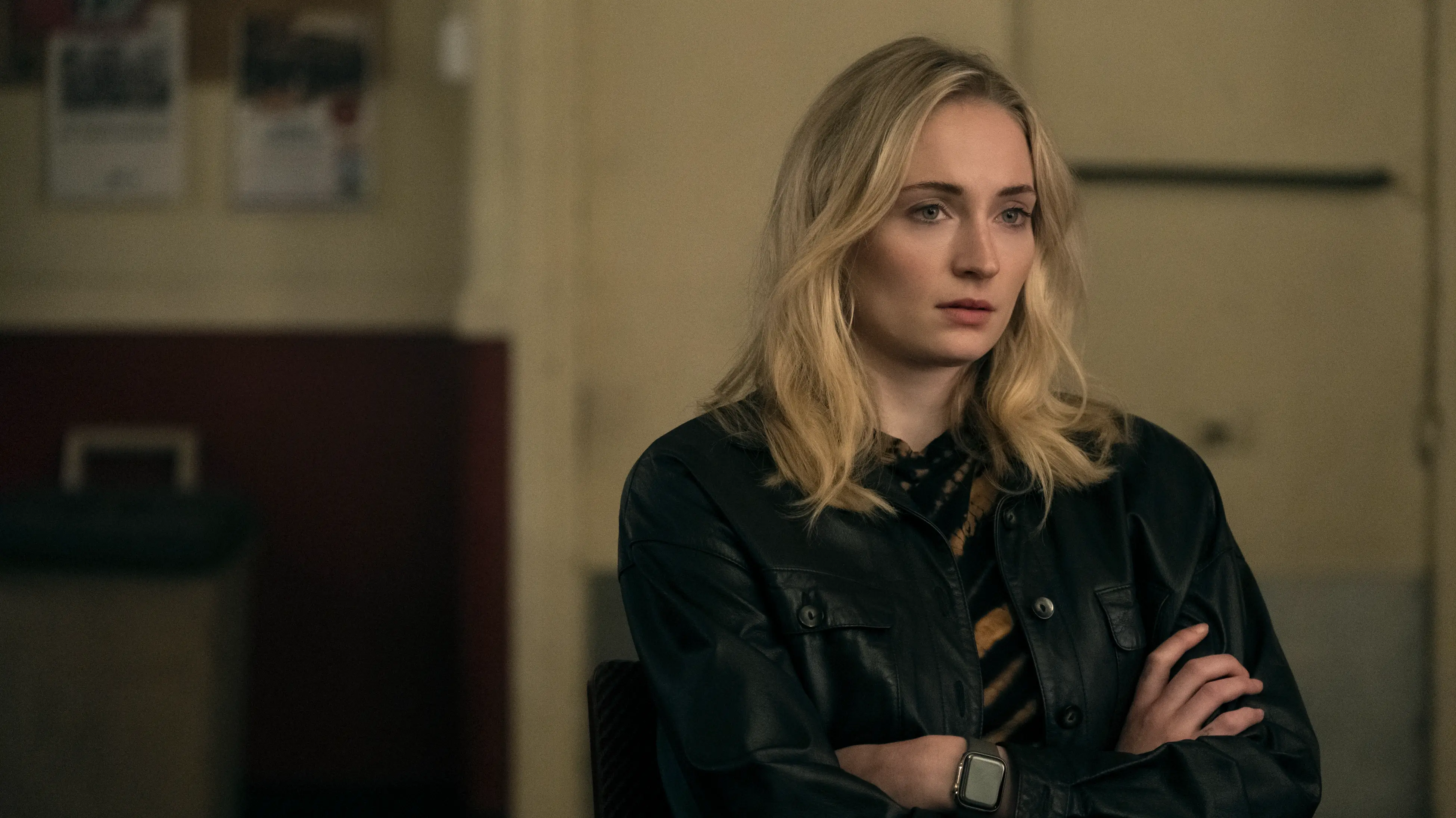 sophie-turner-commands-attention-in-prime-video-s-sharp-nail-biting