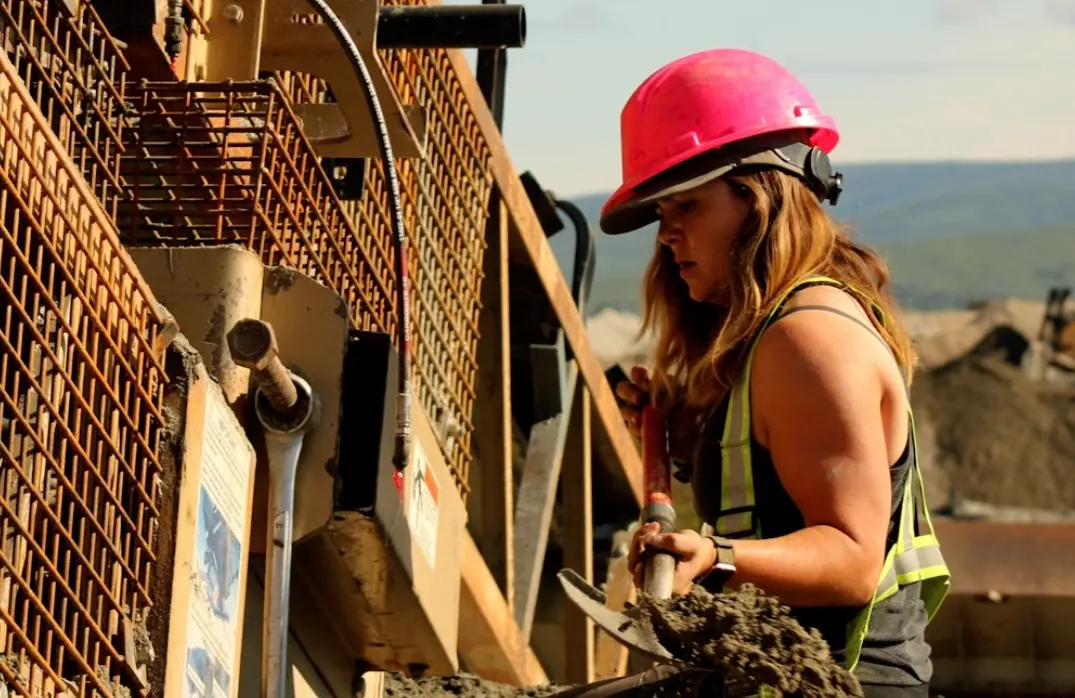 Gold Rush's Foreman Tyson Lee's girlfriend India Greenhalgh joins the team as the new loader operator - PRIMETIMER
