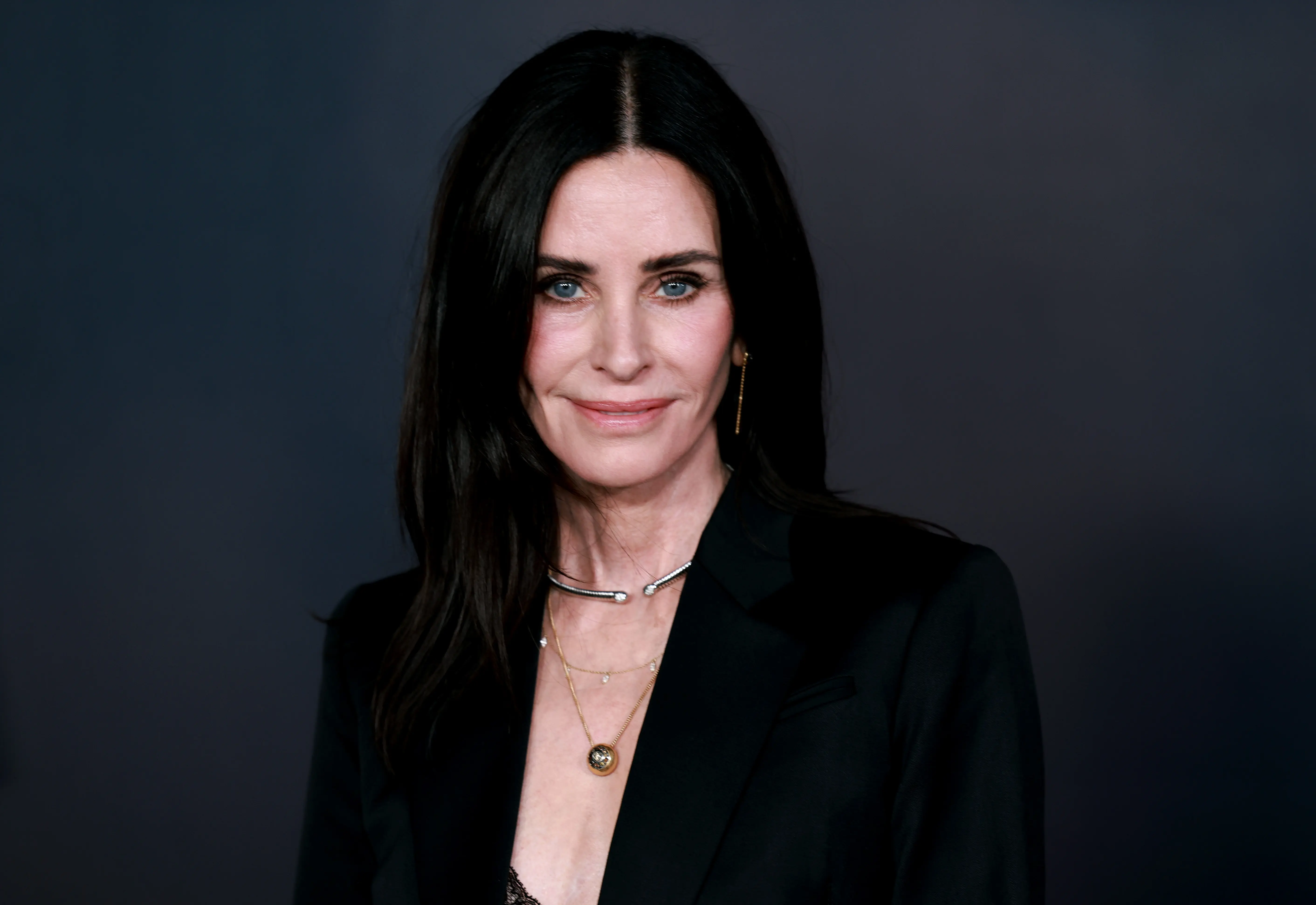 Courteney Cox goes full Gale Weathers, steals ET mic at Scream 7