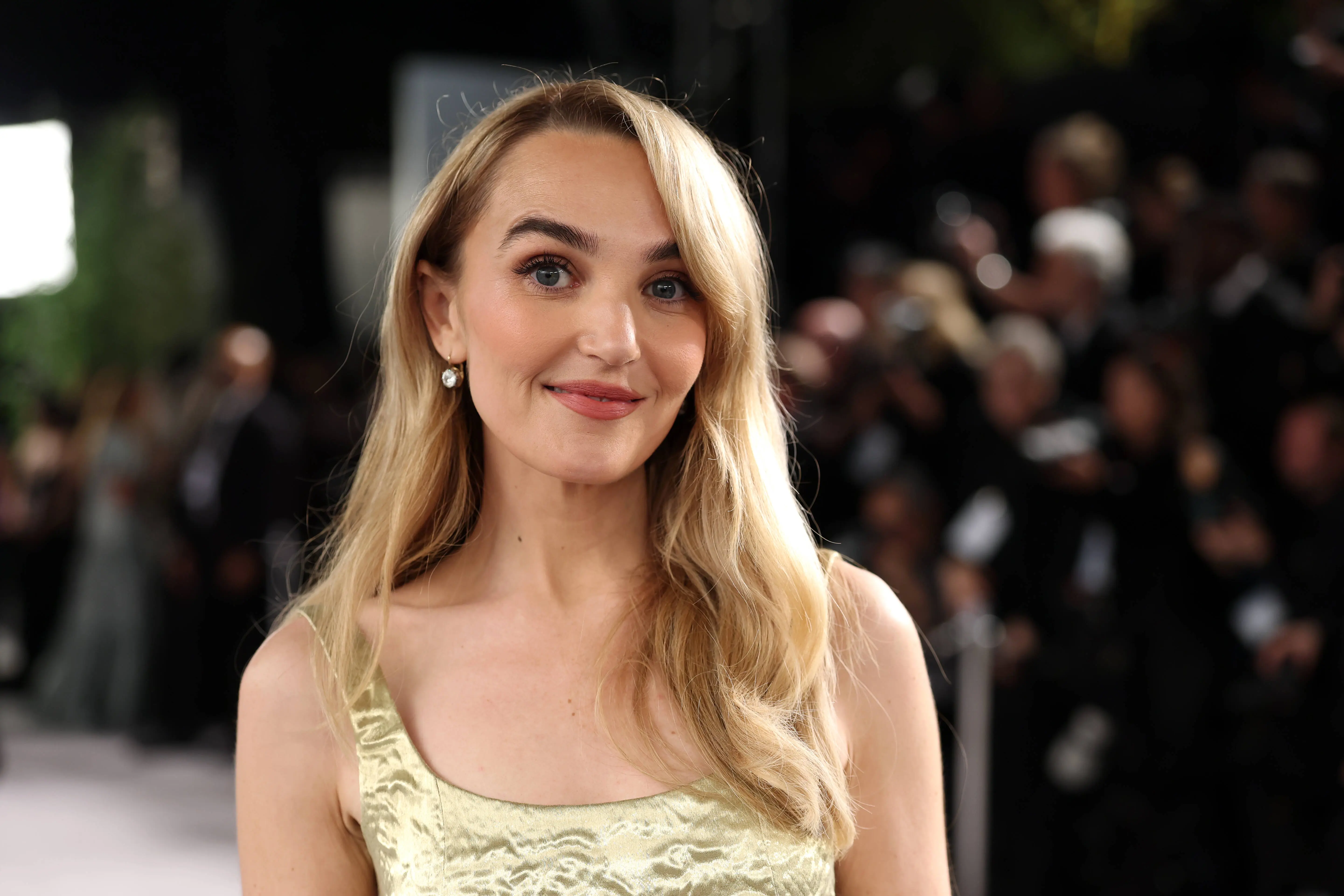 SNL star Chloe Fineman grabs attention as Vanity Fair allegedly edits