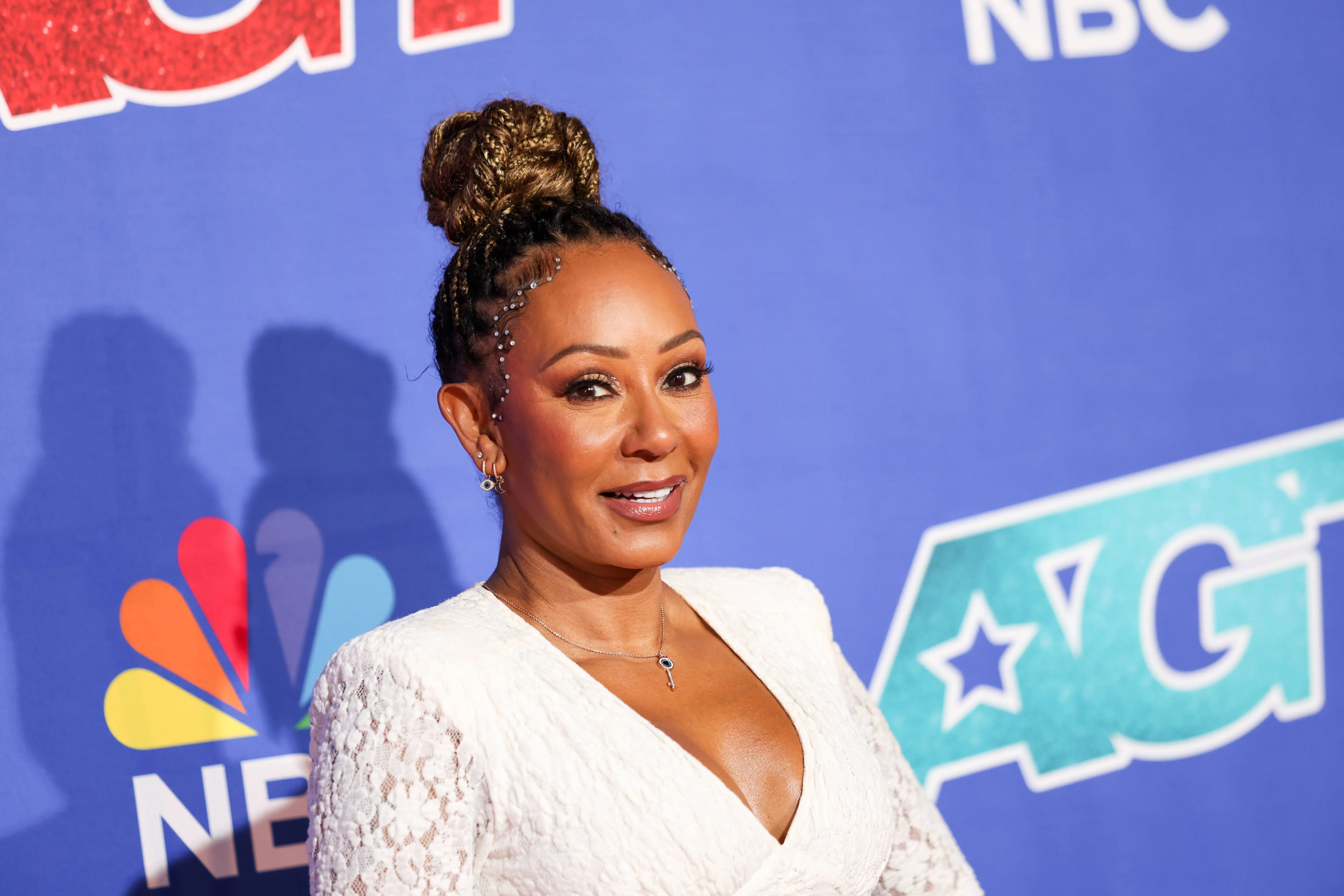 Fans go wild as Mel B joins Mel C for iconic Spice Girls hit - PRIMETIMER