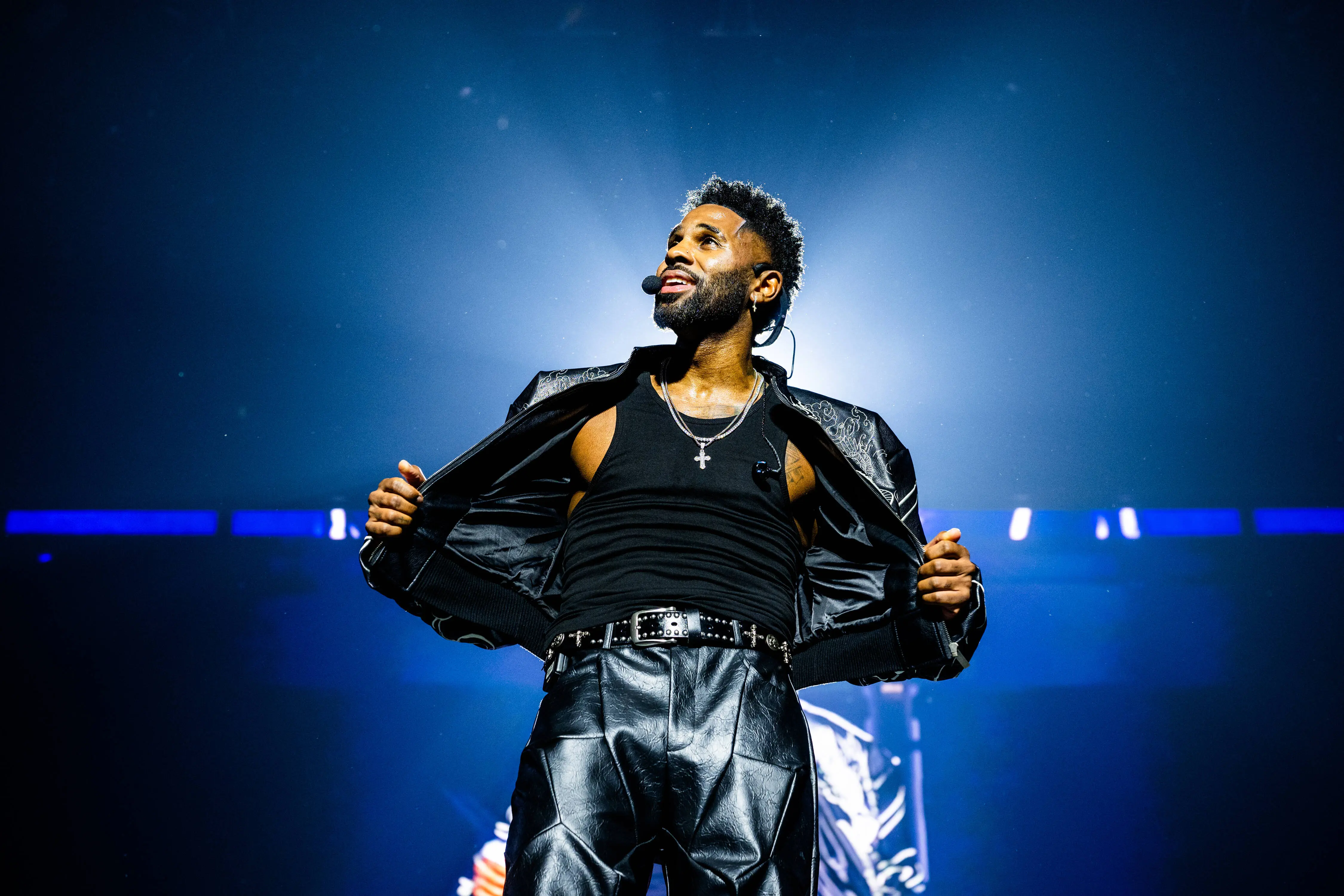 Did Jason Derulo fall down the Met Gala red carpet stairs? Viral meme ...