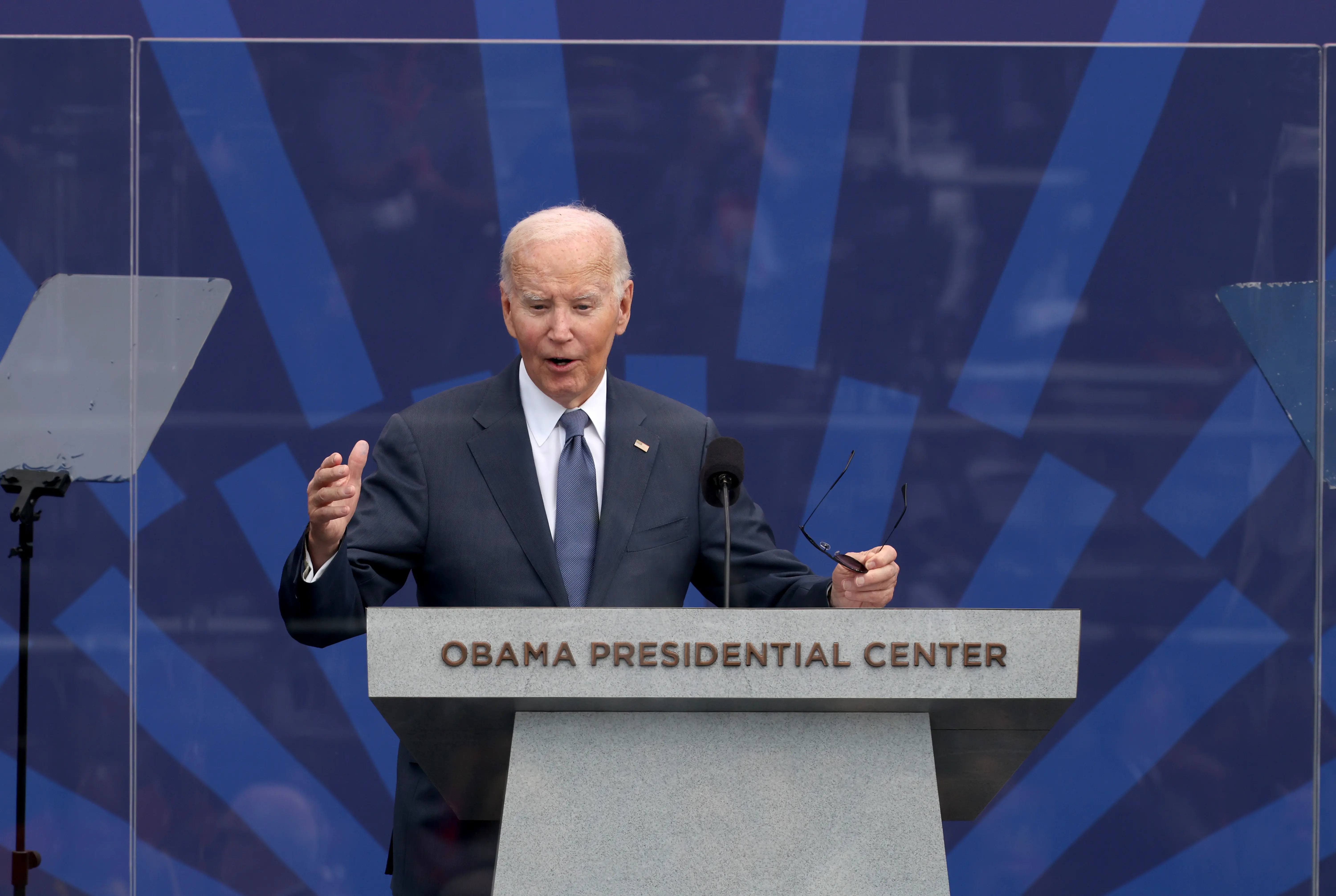 Joe Biden appears confused after being left on stage by Obama and Jill Biden at the Obama Center opening, asks 