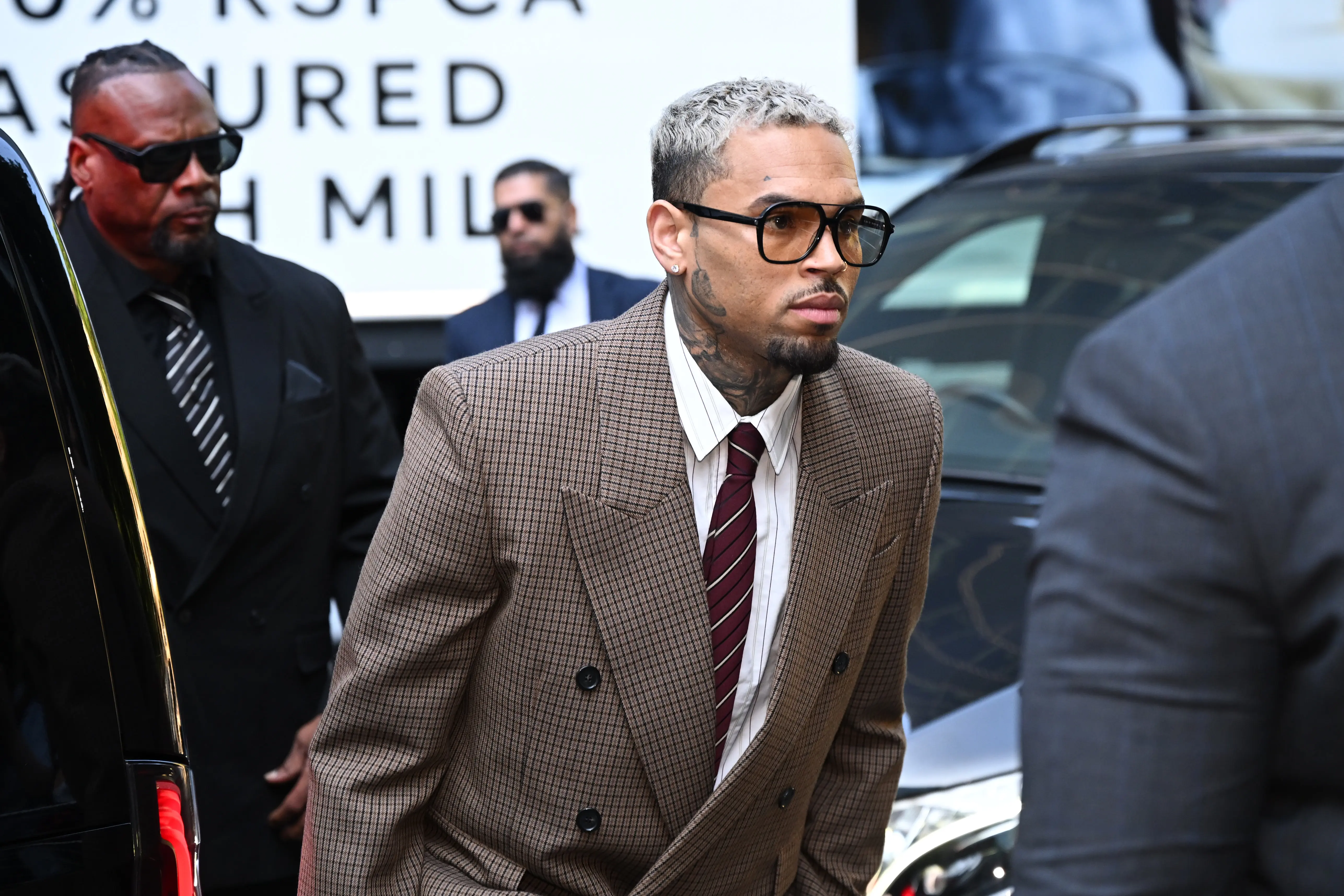 Chris Brown pleads guilty to affray charges in ongoing London nightclub ...