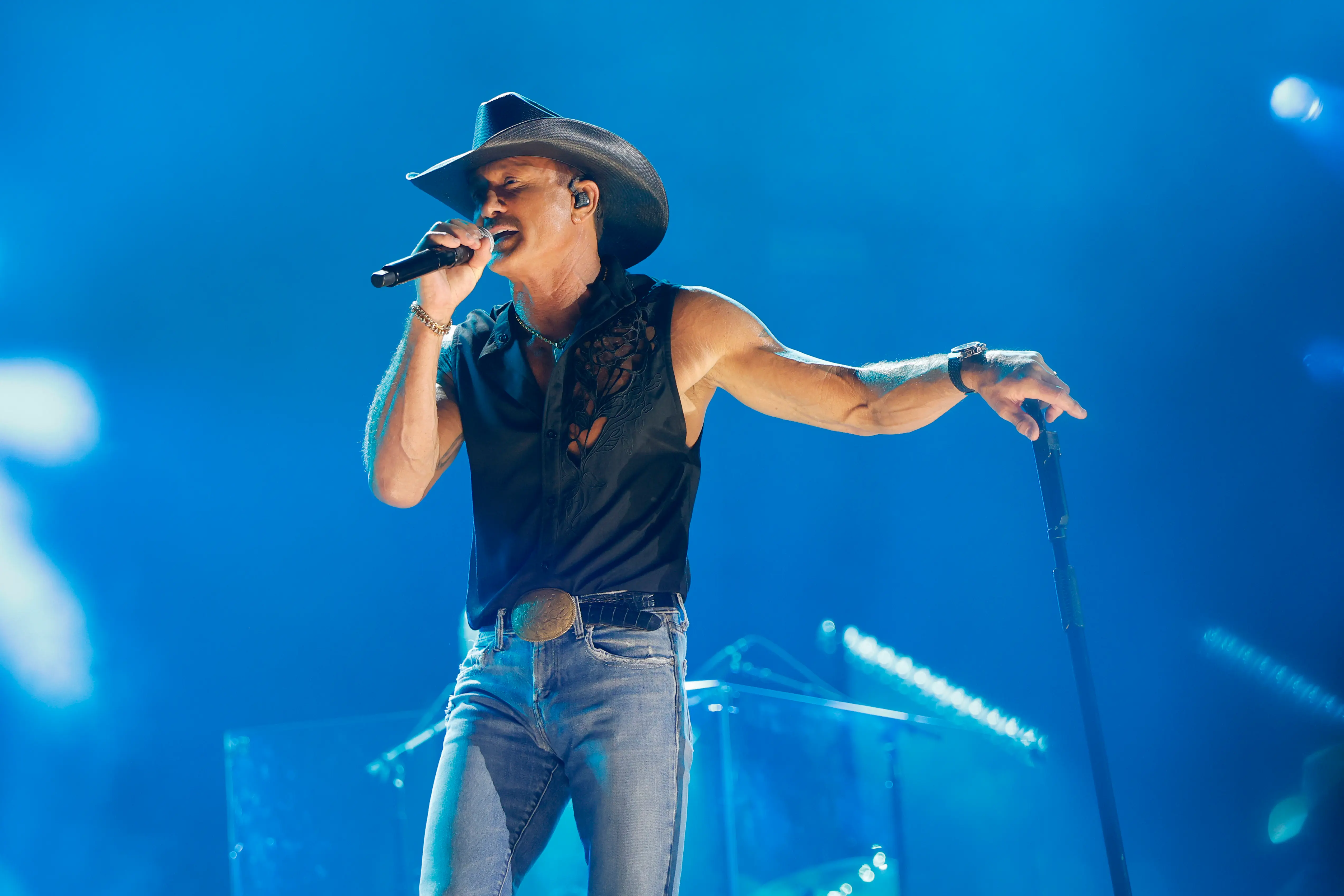 What happened to Tim McGraw on stage? Country star takes fall during ...