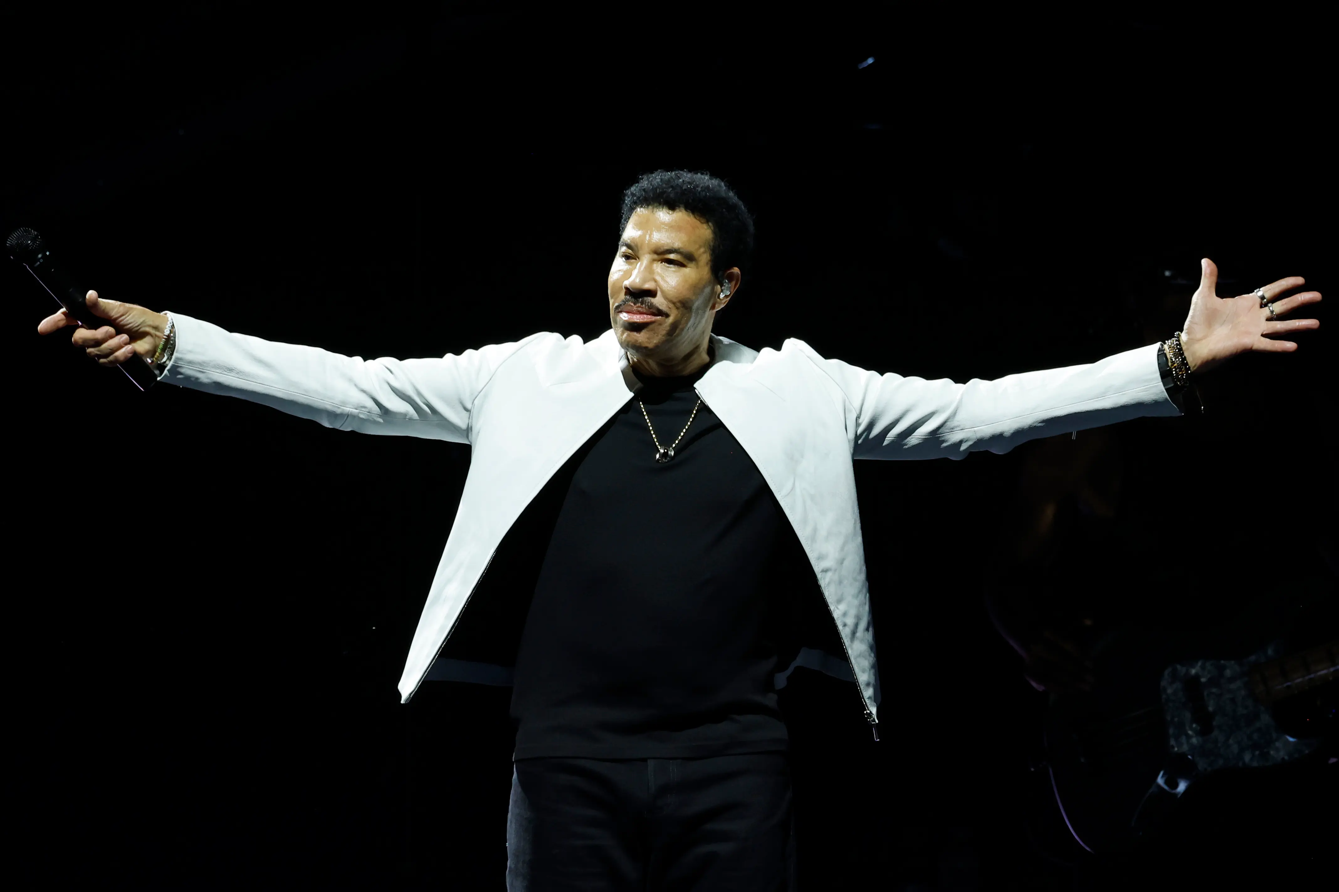 Lionel Richie hospitalized again after appearing to struggle during St. Louis show