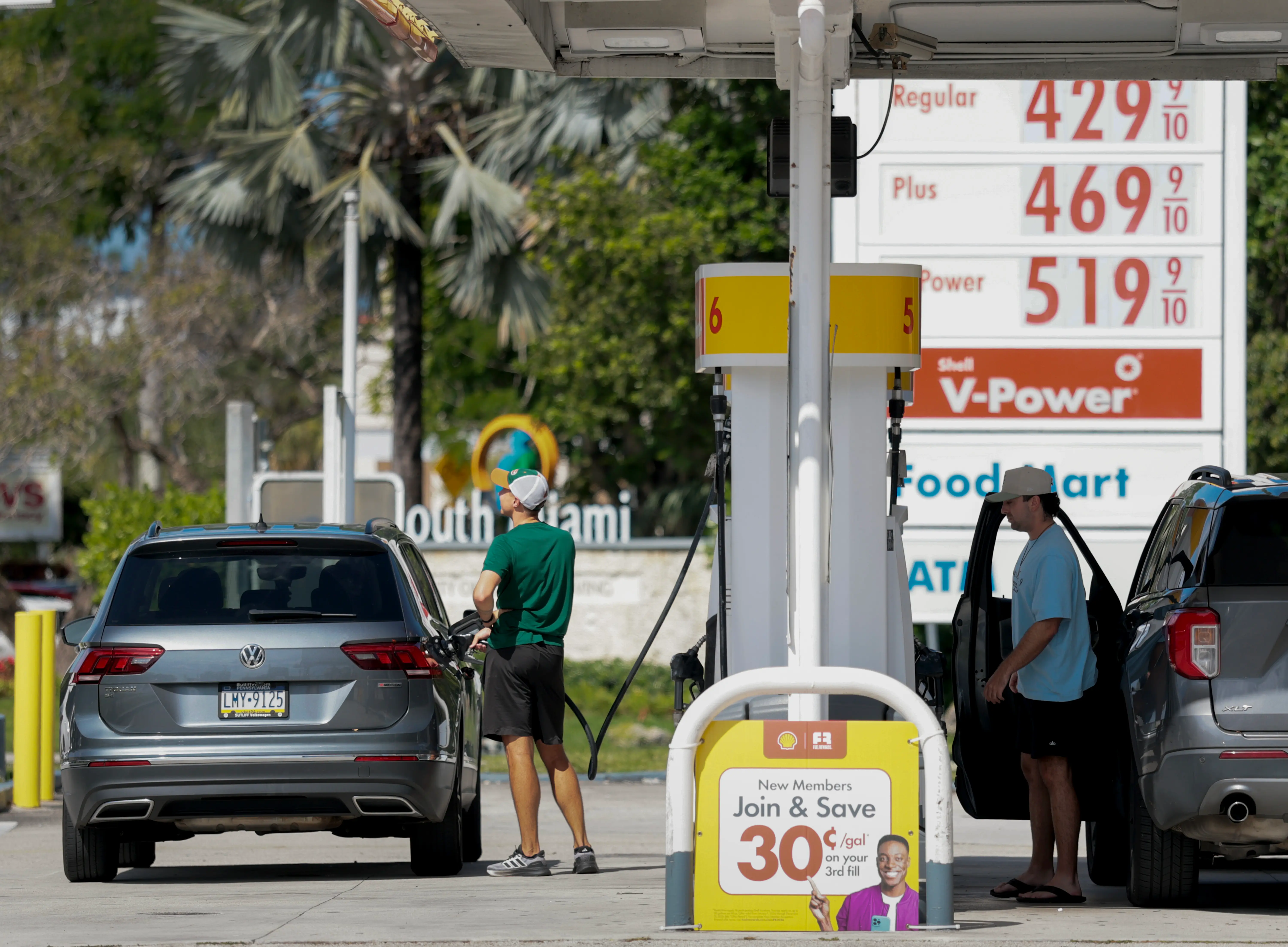 What did the gas station owner say about Mica Miller's final stop before her death?