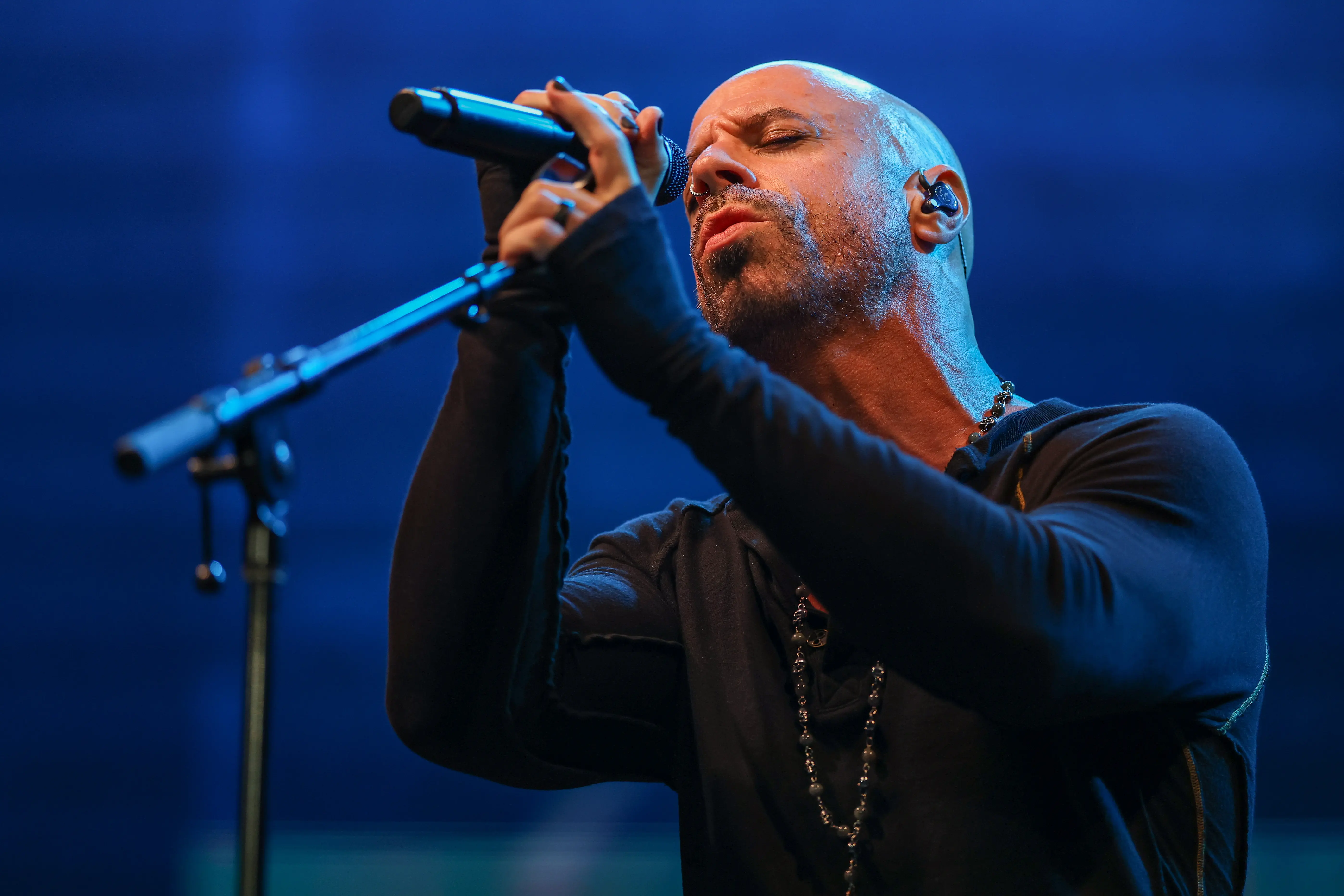 American Idol star Chris Daughtry shares Instagram Story of himself flipping off Trump Tower in Chicago