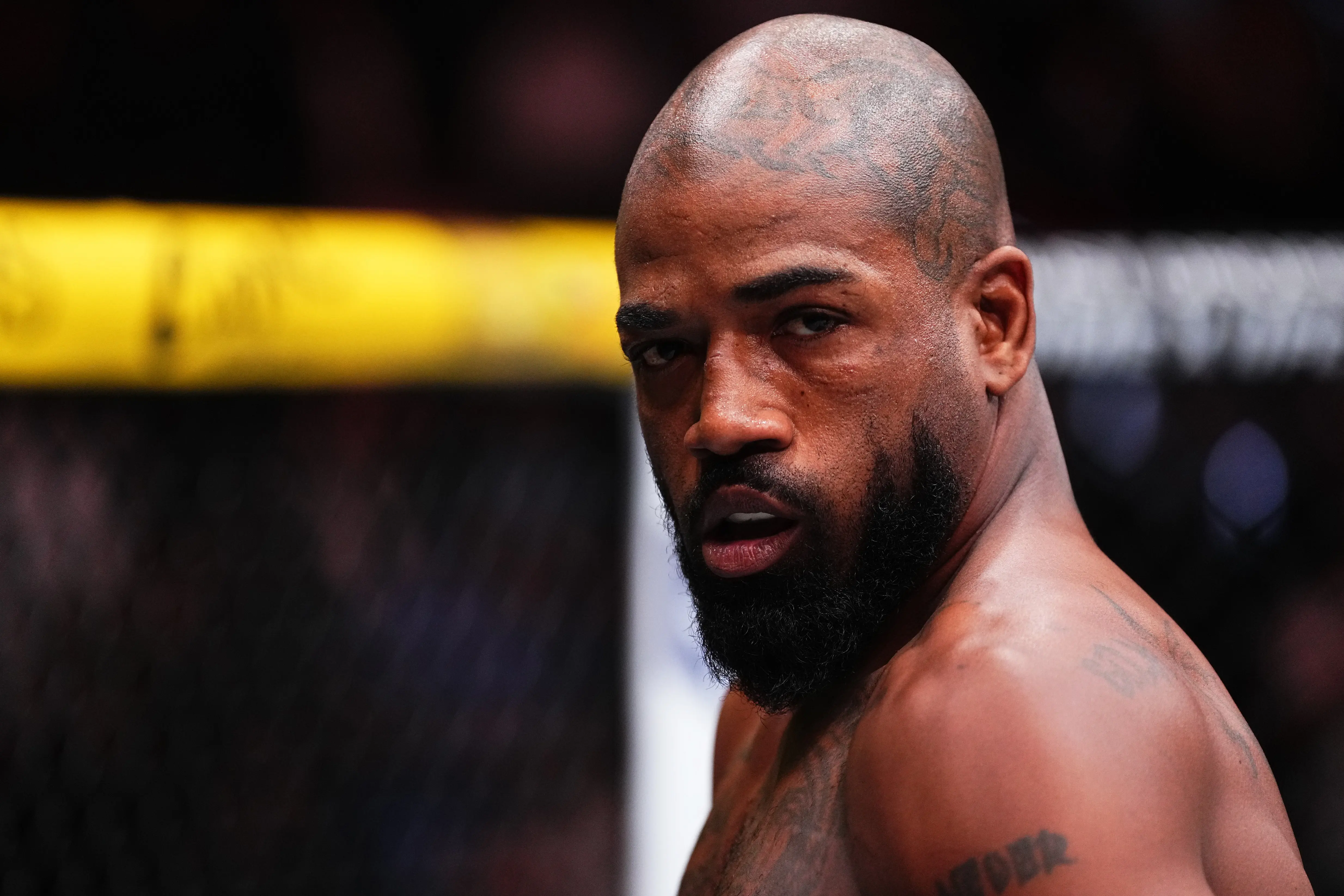 UFC fighter Bobby Green gets into scary car accident live on stream ...