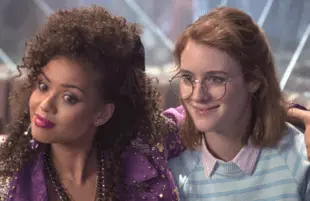 Gugu Mbatha-Raw and MacKenzie Davis in the "San Junipero" episode of Black Mirror (Netflix)