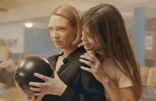 Anna Torv and Lauren Glazier in Mindhunter (Netflix)