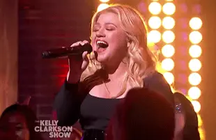 Kelly Clarkson belts out a cover song like few others can. (The Kelly Clarkson Show/NBC)