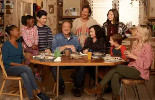 Maya Lynne Robinson, Jayden Rey, Michael Fishman, John Goodman, Laurie Metcalf, Sara Gilbert, Emma Kenney, Ames McNamara, and Lecy Goranson in The Conners (Photo: Robert Trachtenberg/ABC)