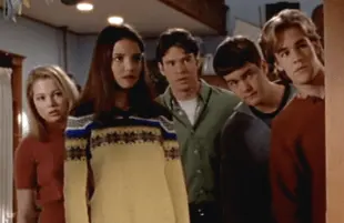 Michelle Williams, Katie Holmes, Scott Foley, Joshua Jackson, and James Van Der Beek in Dawson's Creek: "The Scare". (Sony Pictures Television)
