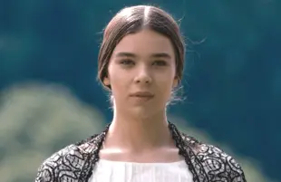 Hailee Steinfeld in Dickinson (Apple TV+)
