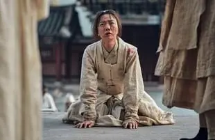 Doona Bae in the South Korean zombie drama Kingdom (Netflix).