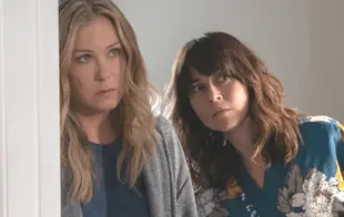 Christina Applegate and Linda Cardellini in Dead to Me. (Netflix)