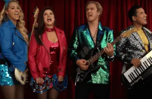 Elizabeth Berkley, Tiffani Thiessen, Mark-Paul Gosselaar, Mario Lopez in Saved By The Bell (Peacock)