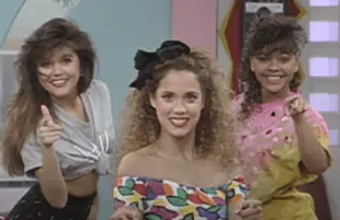 Tiffani Thiessen, Elizabeth Berkley, Lark Voorhies in Saved By The Bell (Peacock)