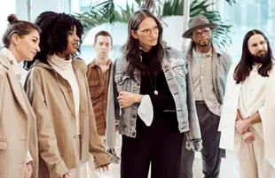 Jenna Lyons (center) is a fashion icon. Stylish with Jenna Lyons won't let you forget it. (HBO Max)