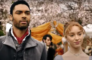 Regé-Jean Page and Phoebe Dynevor in Bridgerton (Netflix)