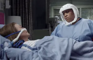 Ellen Pompeo and Chandra Wilso in Grey's Anatomy (ABC)