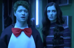 Brendan Scannell and Zoe Levin in Bonding (Netflix)