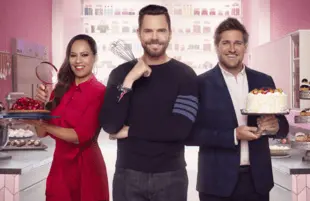Host Joel McHale (center) with judges Yolanda Gampp and and Curtis Stone on the set of Crime Scene Kitchen. (Photo: Michael Becker/FOX)