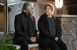 Michael Douglas and Kathleen Turner reunite in the third and final season of The Kominsky Method. (Photo: Erik Voake/Netflix)