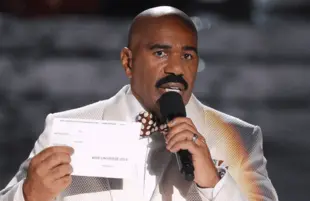 The final moments of the 2015 Miss Universe pagaent were a slow-mo trainwreck we'll never forget. (Photo: Miss Universe/FOX)