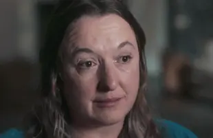 Sarah Smith describes how she was manipulared by notorious conman Robert Freegard  in The Puppet Master: Hunting the Ultimate Conman. (Photo: Netflix)