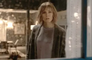 Kristen Bell is The Woman in the House Across the Street From the Girl in the Window. (Photo: Netflix)