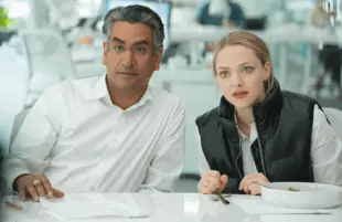 Naveen Andrews as Sunny Balwani and Amanda Seyfried as Elizabeth Holmes in The Dropout. (Photo: Beth Dubber/Hulu)