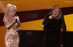 Dolly Parton and Kelly Clarkson at the 57th ACM Awards (Photo: Prime Video)