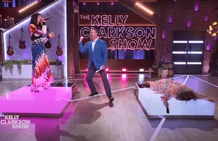 Anne Hathaway sings as Kelly Clarkson collapses (Photo: NBC)