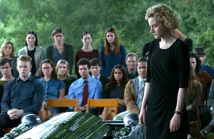 Julia Garner suffers on Ozark (Photo: Steve Diet/Netflix)