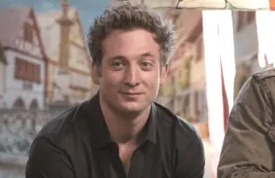 Jeremy Allen White in Shameless (Photo: Paul Sarkis/Showtime/Everett Collection)