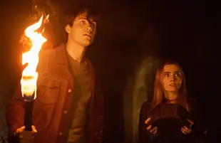 Drake Rodger as John and Meg Donnelly as Mary in The Winchesters (Photo: The CW)